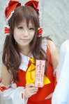 aizawa_kaneko blouse cosplay detached_sleeves hairbow hakurei_reimu miko skirt touhou rating:Safe score:1 user:nil!