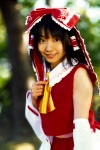 blouse cosplay detached_sleeves hairbow hakurei_reimu matsunaga_ayaka miko skirt touhou rating:Safe score:0 user:nil!