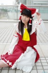 cosplay detached_sleeves hairbow hakurei_reimu miko minatsuki_naru touhou rating:Safe score:0 user:nil!