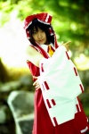 blouse cosplay detached_sleeves hairbow hakurei_reimu matsunaga_ayaka miko skirt touhou rating:Safe score:0 user:nil!