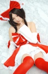 cosplay detached_sleeves dress hairbow hakurei_reimu kishigami_hana miko thighhighs touhou zettai_ryouiki rating:Safe score:3 user:nil!