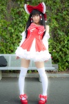 cosplay hakurei_reimu lenfried reitaisai thighhighs touhou rating:Safe score:4 user:c0rtana