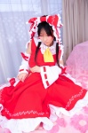 cosplay hairbow hakurei_reimu hanausagi_manyu jumper miko touhou rating:Safe score:0 user:LittleSweetLoli