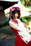 blouse cosplay detached_sleeves hairbow hakurei_reimu matsunaga_ayaka miko skirt touhou rating:Safe score:0 user:nil!