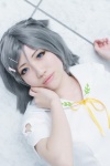 blouse blue_eyes choco cosplay hair_clips hentai_ouji_to_warawanai_neko ribbon_tie side_ponytail silver_hair tsutsukakushi_tsukiko rating:Safe score:1 user:pixymisa