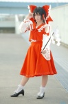 blouse cosplay detached_sleeves hairbow hakurei_reimu miko natsume_sakiko skirt socks touhou rating:Safe score:0 user:nil!