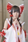 cosplay croptop detached_sleeves hairbow hakurei_reimu miko miniskirt popuri skirt touhou rating:Safe score:1 user:nil!