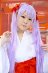 cocoa cosplay hairbows hakama hiiragi_kagami kimono lucky_star miko purple_hair twintails rating:Safe score:0 user:nil!