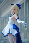 ageha blonde_hair blue_eyes choker cosplay dress elbow_gloves fate/series fate/stay_night gloves hairbow pointed_skirt saber skirt_train sword thighhighs zettai_ryouiki rating:Safe score:5 user:pixymisa