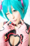 aqua_hair chii cleavage cosplay dress elbow_gloves fingerless_gloves gloves hairbows hatsune_miku project_diva twintails vocaloid world_is_mine_(vocaloid) rating:Safe score:1 user:pixymisa