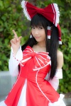 cosplay hakurei_reimu lenfried reitaisai thighhighs touhou rating:Safe score:0 user:c0rtana