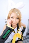 blonde_hair cosplay default_costume detached_sleeves hairbow hair_clips headset hiromichi kagamine_rin pantyhose sailor_uniform school_uniform shorts vocaloid rating:Safe score:0 user:nil!