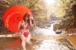 cosplay fan gauntlets hairbow kimono king_of_fighters kunoichi saku shiranui_mai umbrella wet rating:Safe score:0 user:nil!