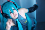 aqua_hair blouse blue_eyes cosplay dai detached_sleeves hatsune_miku headset pleated_skirt skirt twintails vocaloid rating:Safe score:0 user:pixymisa