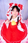 cosplay hairbow hakurei_reimu hanausagi_manyu jumper miko touhou rating:Safe score:0 user:LittleSweetLoli