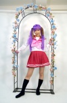 cosplay hair_ribbons hiiragi_kagami kneesocks lucky_star pinku_morimura pleated_skirt purple_hair sailor_uniform school_uniform skirt twintails rating:Safe score:0 user:nil!