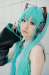 aqua_hair cosplay default_costume detached_sleeves hatsune_miku headset tie twintails umemaru vocaloid rating:Safe score:0 user:nil!
