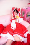 cosplay hairbow hakurei_reimu hanausagi_manyu jumper miko socks touhou rating:Safe score:0 user:LittleSweetLoli