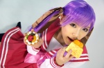 cake cosplay hair_ribbons hiiragi_kagami kneesocks lucky_star pinku_morimura pleated_skirt purple_hair sailor_uniform school_uniform skirt twintails rating:Safe score:0 user:nil!