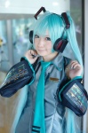 aqua_hair cosplay default_costume detached_sleeves fujinagi_rei hatsune_miku headset tie twintails vocaloid rating:Safe score:0 user:nil!