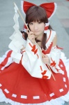 blouse cosplay detached_sleeves hairbow hakurei_reimu kishigami_hana miko skirt touhou rating:Safe score:1 user:nil!