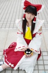 cosplay detached_sleeves hairbow hakurei_reimu miko minatsuki_naru socks touhou rating:Safe score:0 user:nil!
