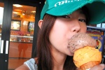 baseball_cap eating ice_cream takagawa_hanako tank_top rating:Safe score:0 user:nil!