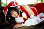 blouse cosplay detached_sleeves hairbow hakurei_reimu matsunaga_ayaka miko skirt touhou rating:Safe score:0 user:nil!