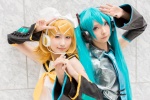 aqua_hair blonde_hair blouse cosplay detached_sleeves hairbow hatsune_miku headset hiokichi kagamine_rin mineo_kana scarf tie twintails vocaloid rating:Safe score:0 user:pixymisa