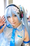 blouse blue_hair cosplay detached_sleeves hatsune_miku headset tie toujou_ren twintails vocaloid yuki_miku rating:Safe score:1 user:pixymisa