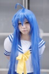 ahoge blue_hair cosplay izumi_konata lucky_star mamitan pleated_skirt sailor_uniform school_uniform skirt rating:Safe score:0 user:nil!