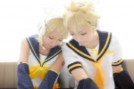 blonde_hair blouse blue_eyes cosplay crossplay detached_sleeves hairbow hair_clips headset kagamine_len kagamine_rin mogeta scarf_tie uri vocaloid rating:Safe score:0 user:pixymisa