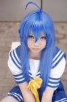 ahoge blue_hair cosplay izumi_konata lucky_star mamitan pleated_skirt sailor_uniform school_uniform skirt rating:Safe score:1 user:nil!