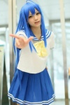 ahoge aka_(morimori) blouse blue_hair cosplay izumi_konata lucky_star sailor_uniform school_uniform skirt rating:Safe score:0 user:msgundam2