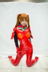 blue_eyes bodysuit cosplay gloves hair_pods neon_genesis_evangelion rebuild_of_evangelion red_hair soryu_asuka_langley twintails uri rating:Safe score:1 user:pixymisa