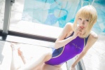 ahoge blonde_hair cosplay fate/series fate/stay_night king~earth~ mike one-piece_swimsuit ponytail pool saber swimsuit rating:Safe score:0 user:nil!