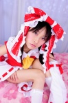 cosplay hairbow hakurei_reimu hanausagi_manyu jumper miko socks touhou rating:Safe score:0 user:LittleSweetLoli