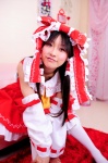 cosplay hairbow hakurei_reimu hanausagi_manyu jumper miko socks touhou rating:Safe score:0 user:LittleSweetLoli