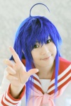 ahoge blue_hair cosplay izumi_konata kochou_ran lucky_star sailor_uniform school_uniform rating:Safe score:0 user:nil!