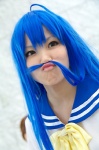 ahoge aka_(morimori) blouse blue_hair cosplay green_eyes izumi_konata lucky_star sailor_uniform school_uniform rating:Safe score:1 user:msgundam2