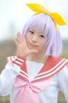cosplay hairbow hiiragi_tsukasa lucky_star mokochin purple_hair sailor_uniform school_uniform rating:Safe score:0 user:nil!