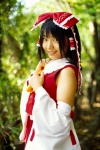 blouse cosplay detached_sleeves hairbow hakurei_reimu matsunaga_ayaka miko skirt touhou rating:Safe score:0 user:nil!