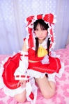 cosplay hairbow hakurei_reimu hanausagi_manyu jumper miko socks touhou rating:Safe score:0 user:LittleSweetLoli