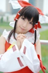 amatsuka_miyu blouse cosplay detached_sleeves hairbow hakurei_reimu miko touhou rating:Safe score:0 user:nil!