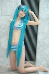 aqua_hair barefoot bikini blue_eyes cosplay hair_ribbons hatsune_miku sakuya_mikoto swimsuit twintails vocaloid rating:Safe score:0 user:pixymisa