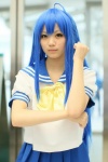 ahoge aka_(morimori) blouse blue_hair cosplay izumi_konata lucky_star sailor_uniform school_uniform skirt rating:Safe score:0 user:msgundam2
