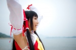 cosplay detached_sleeves hairbow hakurei_reimu lenfried ocean one-piece_swimsuit swimsuit touhou rating:Safe score:0 user:nil!