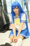 ahoge aka_(morimori) blouse blue_hair cosplay izumi_konata lucky_star sailor_uniform school_uniform skirt rating:Safe score:1 user:msgundam2