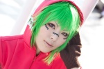 cosplay green_hair gumi hoodie jacket matryoshka_(vocaloid) red_eyes shirakawa_minoru vocaloid rating:Safe score:0 user:pixymisa