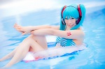 aqua_hair bikini cosplay hatsune_miku headset inner_tube mashiro_yuki pool project_diva swimsuit twintails vocaloid wet rating:Safe score:1 user:nil!